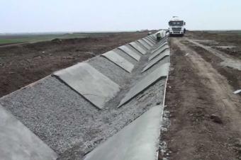 Torpaq məcralı kanallar beton üzlüyə alınır