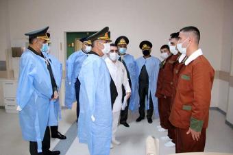 Müdafiə naziri Novruz bayramı ərəfəsində hərbi hospitalı ziyarət edib