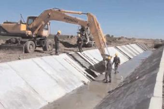 Torpaq kanallar beton üzlüyə alınır