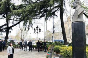 Milli Məclisin sədri Tbilisidə Ulu Öndərin abidəsini və Qəhrəmanlar Memorialını ziyarət edib