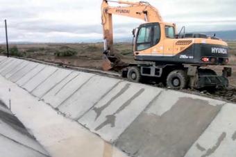 Ağsu melioratorları torpaq kanalları beton üzlüyə alırlar